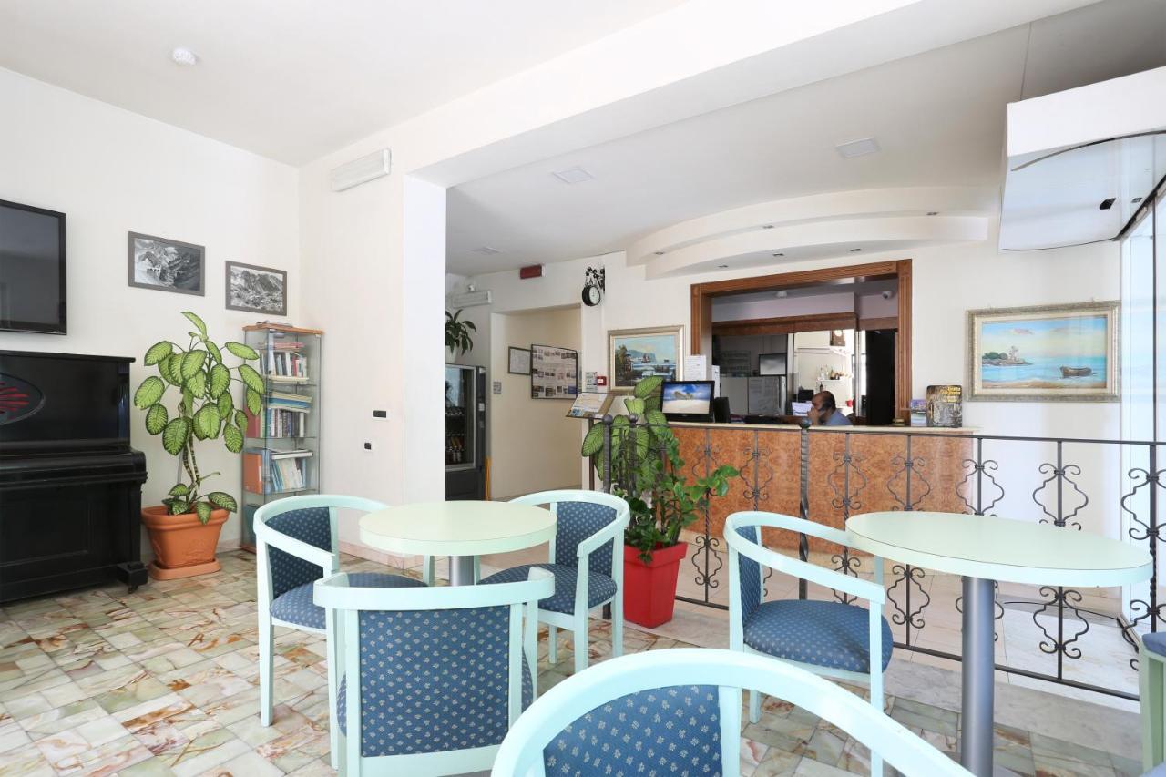 Hotel Daisy Marina di Massa Exterior photo