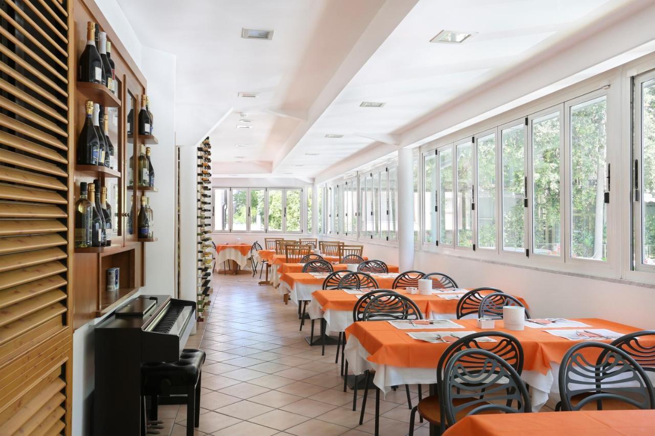 Hotel Daisy Marina di Massa Exterior photo
