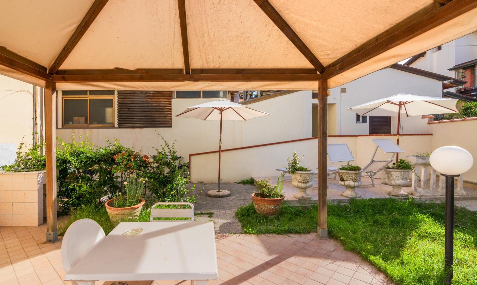 Hotel Daisy Marina di Massa Exterior photo