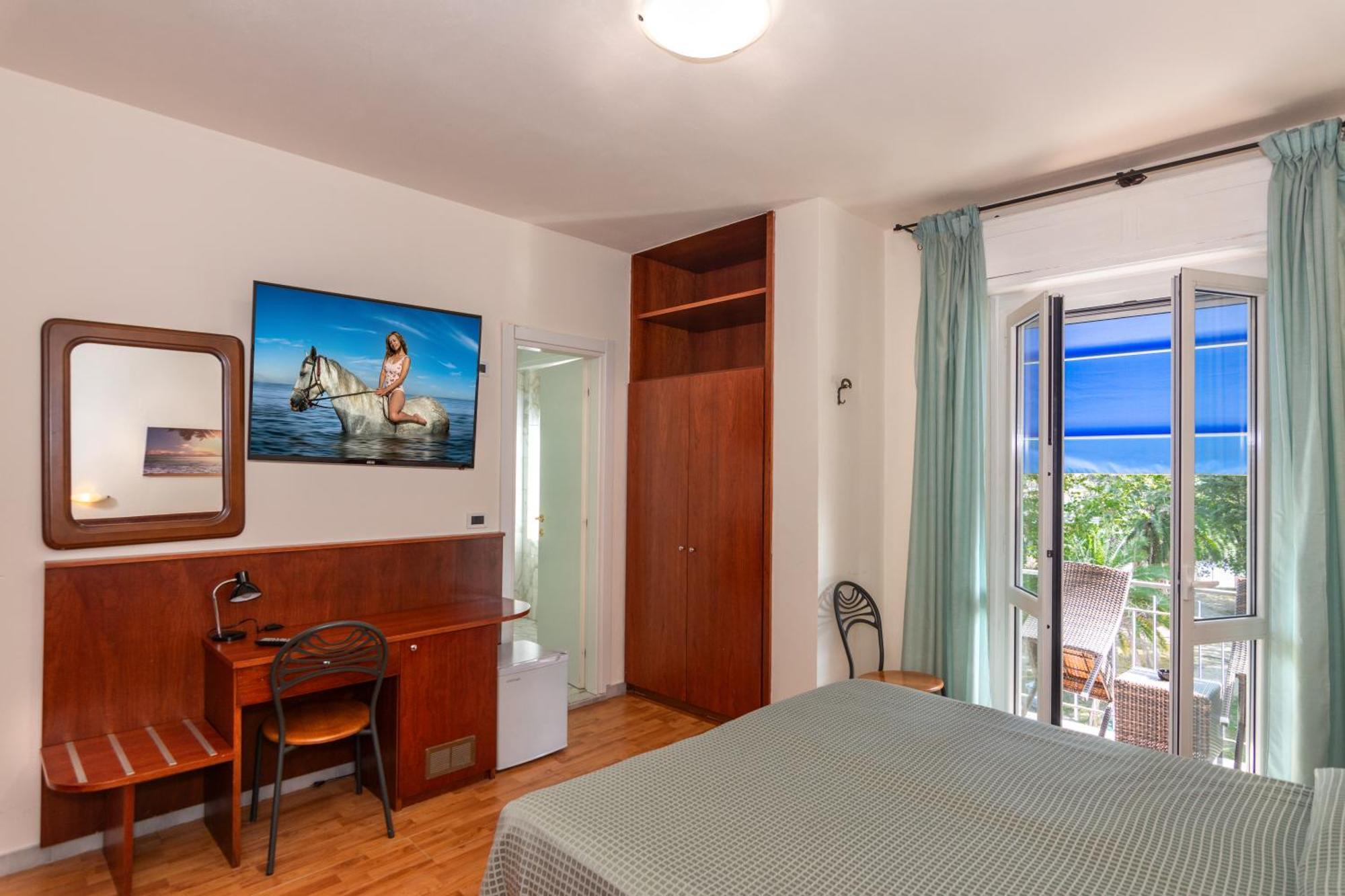 Hotel Daisy Marina di Massa Exterior photo