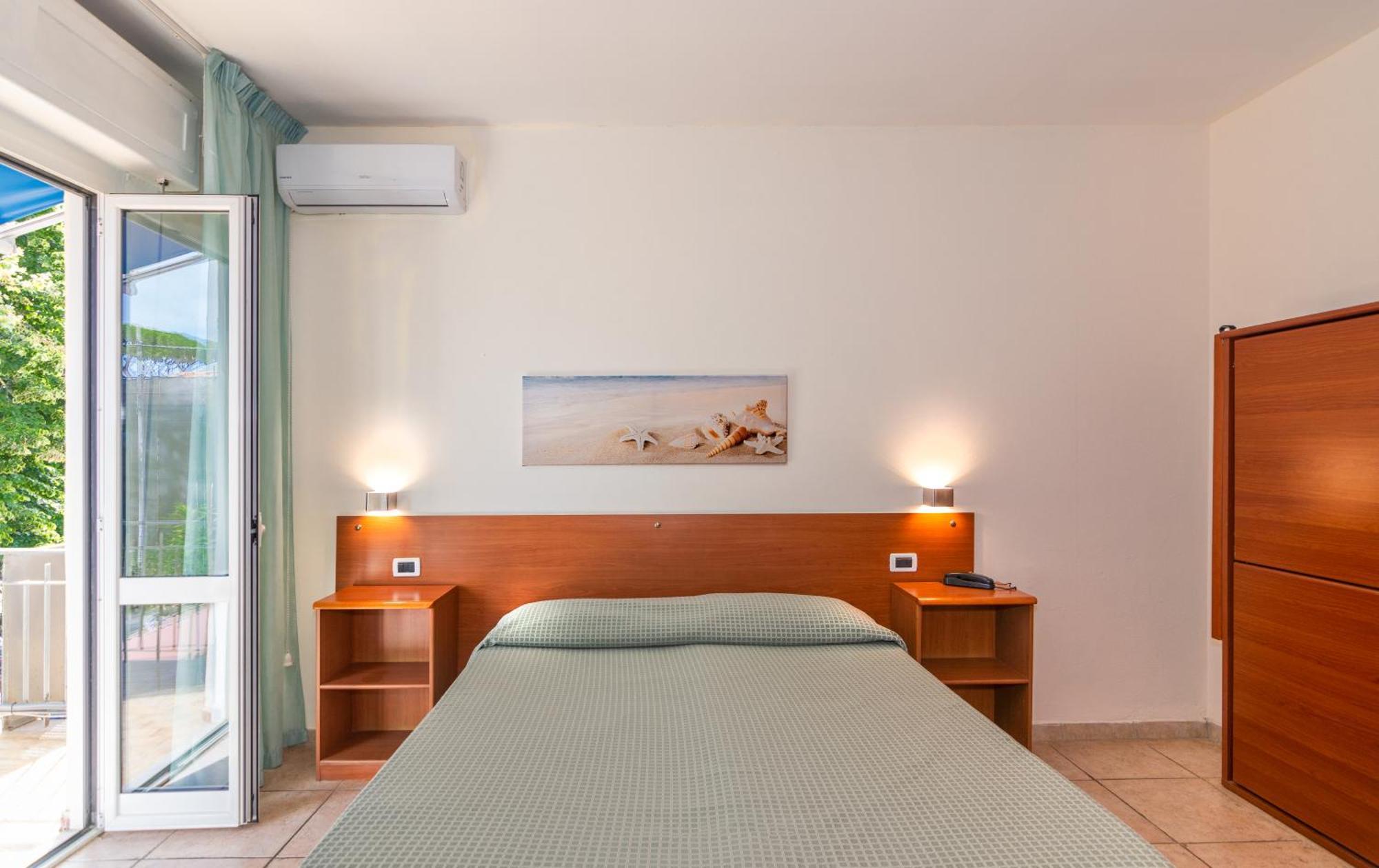 Hotel Daisy Marina di Massa Exterior photo