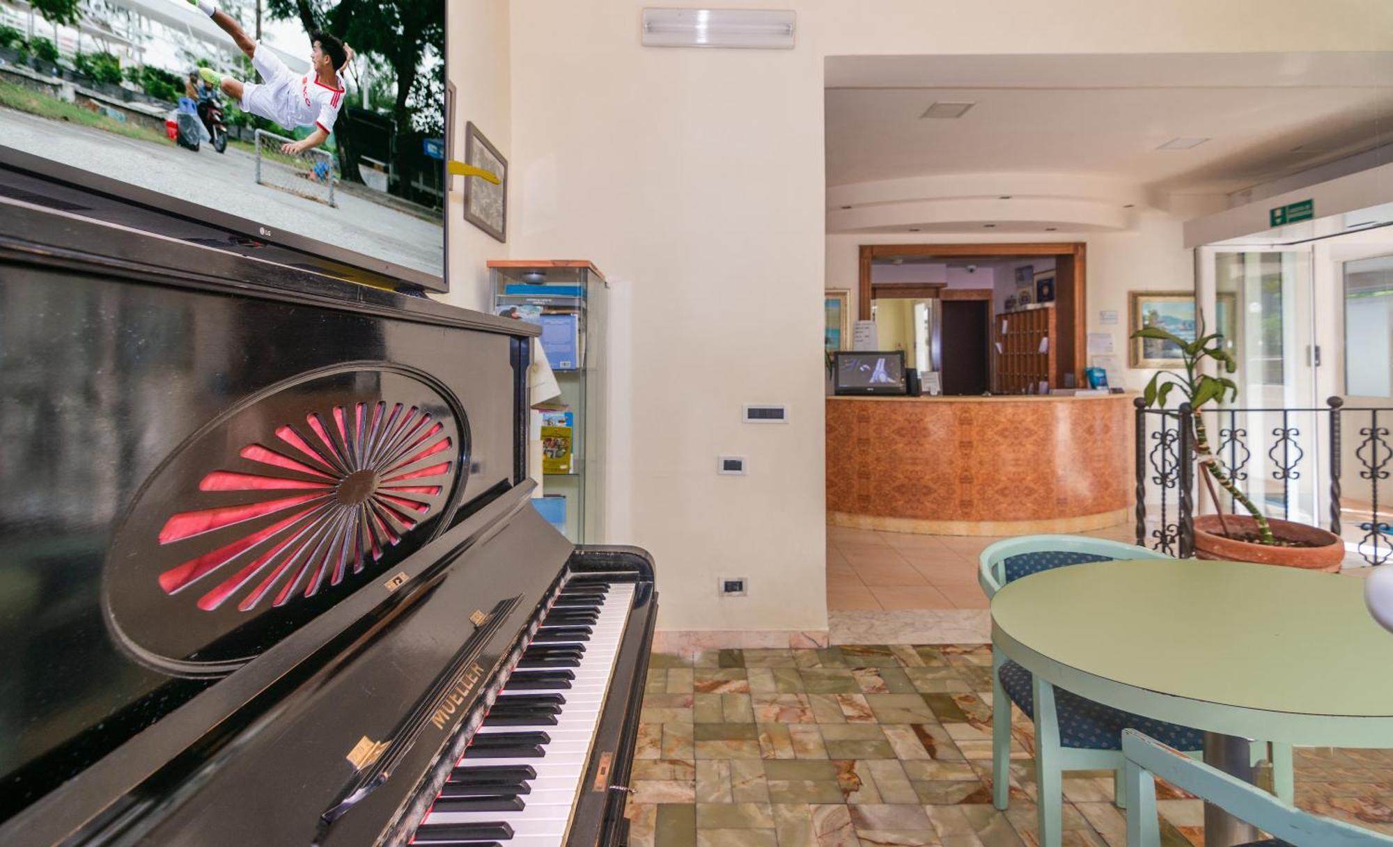Hotel Daisy Marina di Massa Exterior photo