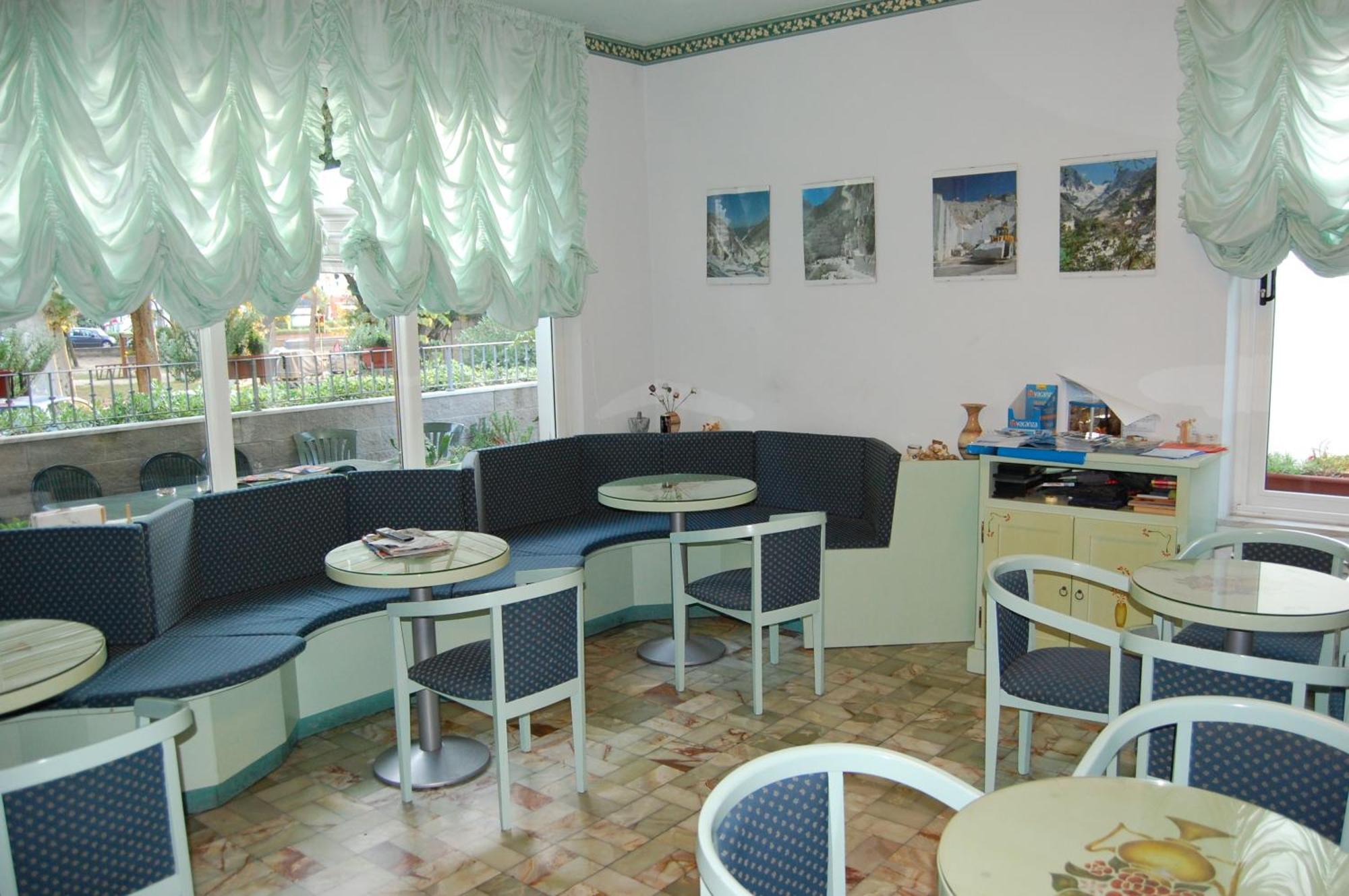 Hotel Daisy Marina di Massa Exterior photo