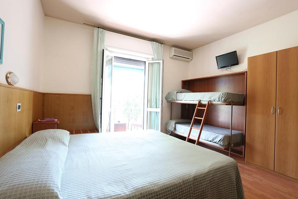 Hotel Daisy Marina di Massa Exterior photo